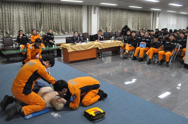 ▲ 제천소방서 심폐소생술경연대회에 참가한 직원들이 실력을 뽐내고 있다.ⓒ제천소방서