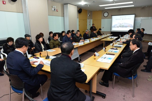 ▲ 이근규 시장, 중앙시장 번영회 등 관계자들이 중심상권 활성화를 위한 보고회를 열고 있다.ⓒ제천시