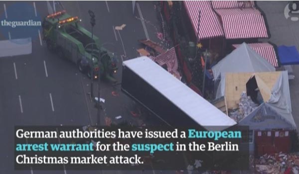 ▲ 독일 베를린 시장 트럭 테러 직후의 모습. ⓒ英가디언 관련보도 화면캡쳐