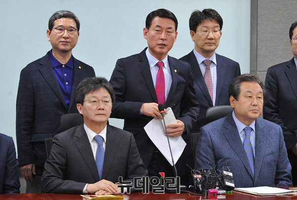 ▲ 가칭 보수신당의 황영철 의원이 21일 의원회관에서 열린 비박계 의원들의 분당 결의 회동에서 회동 결과를 취재진에 브리핑하고 있다. ⓒ뉴데일리 이종현 기자