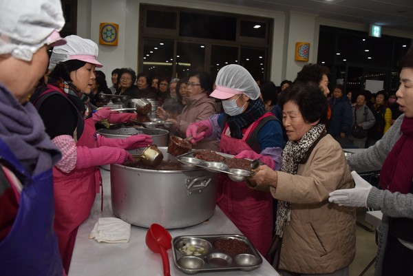 ▲ 부산 삼광사 신도들이 동지인 21일 시민들에게 팥죽을 나눠주고 있다.ⓒ삼광사