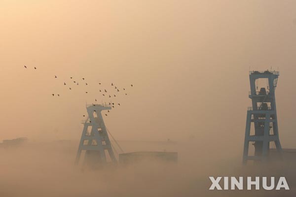 ▲ 지난 16일 中공산당이 23개 도시에 '스모그 적색경보'를 발령할 당시 모습. ⓒ뉴시스-中신화통신. 무단전재 및 재배포 금지.