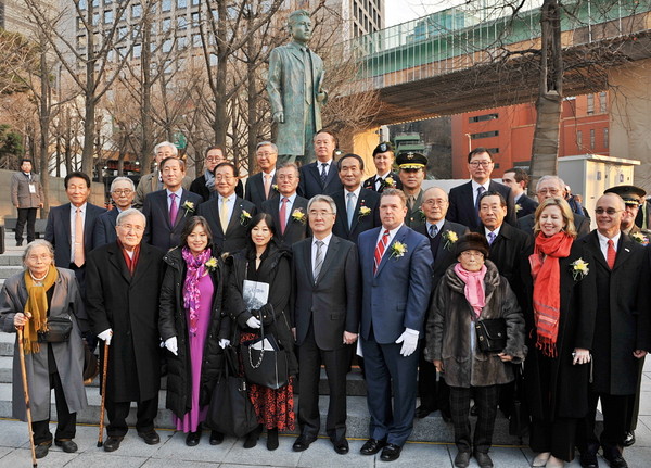 19일 서울 남대문 세브란스빌딩 광장에서 열린 '현봉학 박사' 동상 제막식에 참석한 사람들. ⓒ연세의료원