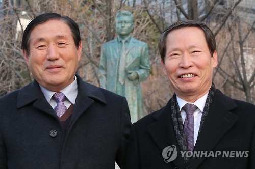 ▲ 19일 오후 서울 중구 세브란스빌딩에서 열린 고(故) 현봉학 박사 동상 제막식에 참석한 이경필(왼쪽), 손양영씨가 현 박사의 동상 앞에서 포즈를 취하고 있다. 이씨와 손씨는 당시 철수하던 후송선 메러디스 빅토리호에서 태어난 신생아 5명 중 두 명이다. ⓒ연합뉴스