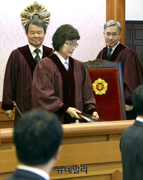 ▲ 박근혜 대통령 탄핵심판 수명재판관인 이진성, 이정미, 강일원 재판관이 22일 오후 서울 종로구 재동 헌법재판소 1차 준비기일이 열린 소심판정에 입장하고 있다. ⓒ사진공동취재단