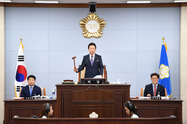 ▲ 충북 청주시의회 황영호 의장이 의사봉을 치며 회의 시작을 알리고 있다.ⓒ청주시의회