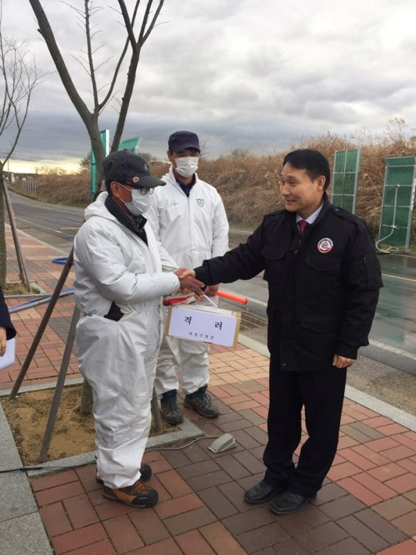 ▲ 창원시 신용수 의창구청장이 22일 주남저수지 소독현장에서 관계자들을 격려하고 있는 모습.ⓒ창원시 제공