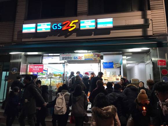 ▲ 광화문 GS25에 모인 촛불 시위 참여 인파들 ⓒ진범용 기자