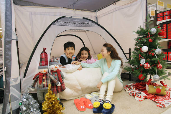 22일 오전 서울 성동구 이마트 성수점에서 모델과 아이들이 난방텐트를 선보이고 있다. ⓒ이마트