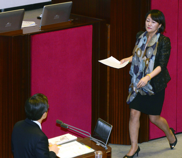 ▲ 더불어민주당 이재정 의원이 지난 11월 11일 오후 서울 여의도 국회 본회의장에서 열린 최순실 게이트 등 진상규명에 대한 긴급현안질문에서 황교안 국무총리에게 오방끈 등을 가져다주는 모습.ⓒ뉴시스