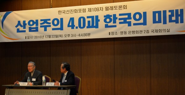 이어령 전장관(왼쪽)의 강연과 토론을 진행한 김주성 이사.(오른쪽)