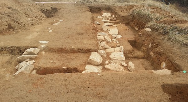 ▲ 발견된 석렬 전경.(북쪽)ⓒ가경고고학연구소