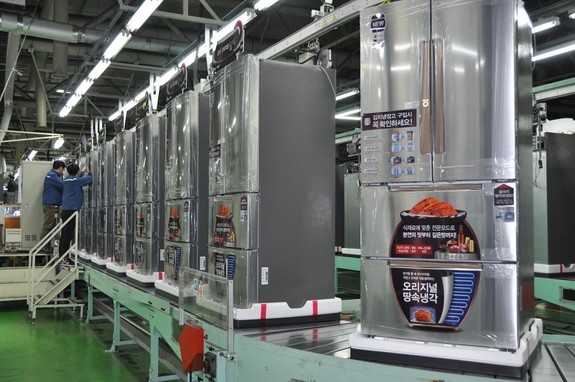 ▲ 충남 아산에 소재한 대유위니아 공장에서 김치냉장고 ‘딤채’가 출하를 앞두고 안정성 검 작사를 받고 있다.ⓒ대유위니아