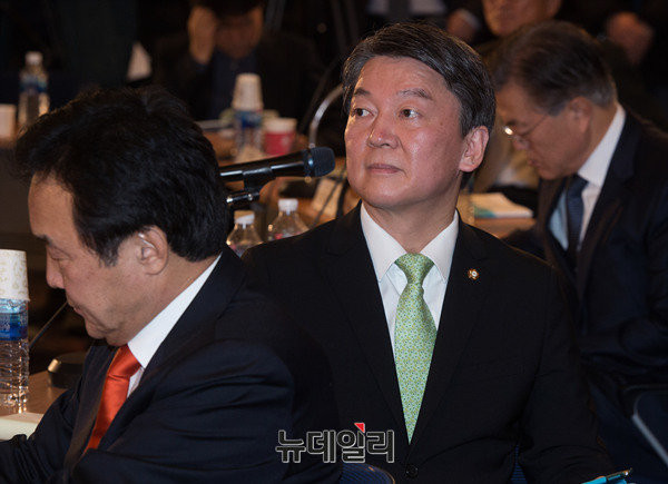 ▲ 국민의당 안철수 전 대표가 22일 여의도 중소기업중앙회에서 열린 '탄핵 이후 한국사회 과제와 전망' 토론회에 참석해 발언을 경청하고 있다. ⓒ뉴데일리 정상윤 기자