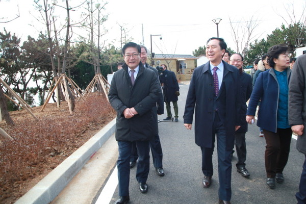 ▲ 김기현 울산시장(사진 중앙)과 권명호 동구청장이 23일 준공된 대왕암공원 오토캠핑장 주변을 둘러보고 있는 모습.ⓒ울산 동구 제공