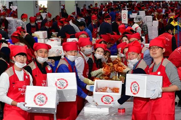 ▲ 롯데는 지난 15일 양재동 aT센터에서 45개 계열사의 노사가 한자리에 모여 '샤롯데봉사단 어울림 김장 나눔' 행사를 가졌다. 행사에 참여한 롯데 임직원들이 기념촬영을 하고 있다.ⓒ롯데 제공