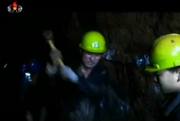 ▲ 최근 북한 당국이 방공호 확장공사를 무리하게 진행해 북측 주민들의 원성을 사고 있는 것으로 알려졌다. 사진은 북한 조선중앙방송의 선전방송 일부로, 노동으로 김정은에게 보답하자는 내용.ⓒ北선전매체 영상 캡쳐