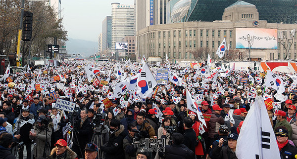 ▲ '대통령 탄핵기각을 위한 국민총궐기 운동본부'가 24일 대한문 앞에서 태극기집회를 벌였다. ⓒ뉴데일리 이기륭 기자