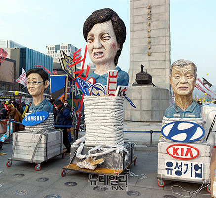 ▲ 촛불집회 현장에 등장한, 대기업 해체 메시지를 담은 조형물. ⓒ뉴데일리 이기륭 기자