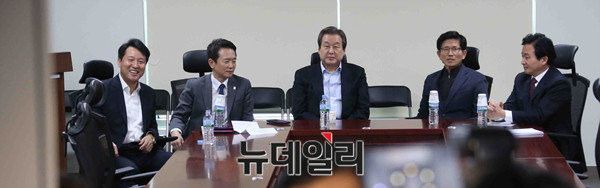 ▲ 새누리당 비박계의 대선후보군이 한 데 모인 사진. 오세훈 전 서울시장이 왼쪽, 남경필 경기도지사가 왼쪽에서 두 번째, 김문수 전 경기도지사가 오른쪽에서 두 번째에 앉아있다. ⓒ뉴데일리 이종현 기자