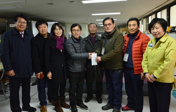 ▲ 제천시와 제천시전통시장상인회가 대구중구 상인회에 성금을 전달하고 있다.ⓒ제천시