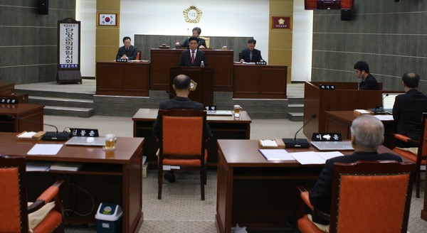 ▲ 단양군의회가 본회의장에서 지역자원시설세 과세 대상에 추가하는 지방세법 등의 개정을 촉구하는 건의서를 채택하고 있다.ⓒ단양군의회