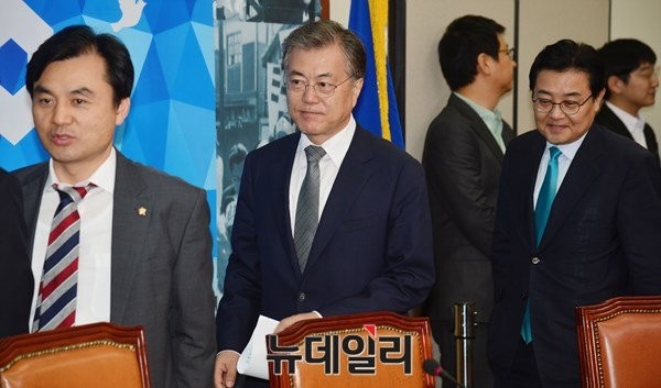 ▲ 더불어민주당 안규백 사무총장(왼쪽). 사진은 지난 2015년 9월 30일 구 새정치민주연합 최고위원회 당시 사진이다. 더불어민주당 문재인 전 대표가 가운데, 같은 당 전병헌 전 최고위원이 오른쪽에 보인다. ⓒ뉴데일리 DB