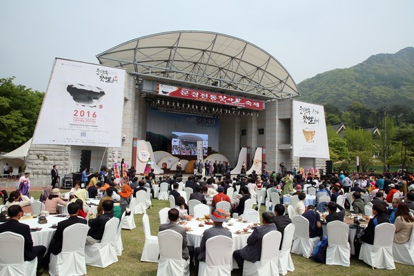 ▲ 문경찻사발축제가 2017년 대한민국 대표 축제로 등극했다. 사진은 지난 4월 문경새재에서 9일간 펼쳐졌던 2016 문경전통찻사발축제 모습.ⓒ문경시 제공