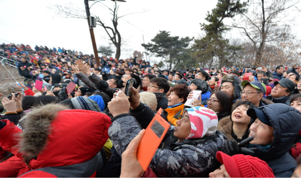 ▲ 시민들이 동대문구 배봉산 전망대에서 일출을 보고 있다. ⓒ서울시 제공