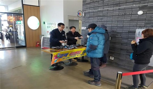 ▲ 한국수자원공사 시화호 달 전망대 사무소 직원들이 25일 방문객들에게 귀마개를 선물하고 있는 모습.ⓒ한국수자원공사 제공