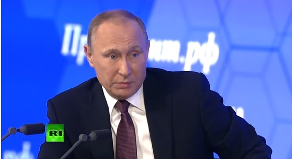 ▲ 우크라이나 크림반도 합병 이후 유럽연합(EU)으로부터 경제제재 조치를 받고 있는 러시아가 'EU 분열' 및 '서구 민주주의 와해'를 위해 유럽 극우세력을 집중지원하고 있다고 美'뉴욕타임즈(NYT)'가 25일 보도했다. 사진은 지난 23일(현지시간) 연말 기자회견서 발언하고 있는 블라디미르 푸틴 대통령.ⓒ'러시아투데이' 중계영상 캡쳐