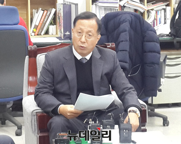 ▲ 전상헌 충북경자청장이 26일 도청에서 이란 투자유치 실패에 대한 기자회견을 하고 있다.ⓒ김종혁 기자