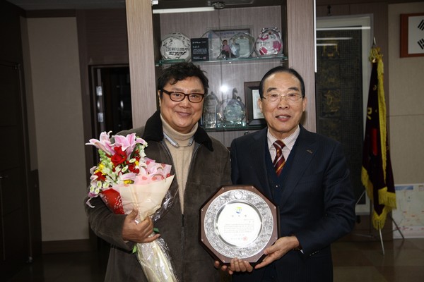 ▲ 가수 남진씨가 26일 보은군청에서 정상혁군수로부터 1일 명예 보은군수 위촉패를 받고 있다.ⓒ보은군