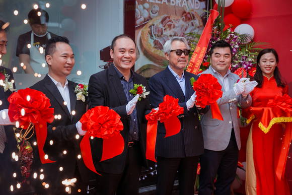▲ MPK그룹은 베트남 하노이에서 정우현 회장(우측에서 세번째)과 Tai Tam 社 Quan 회장(좌측에서 두번째)이 참석한 가운데 미스터피자 베트남 1호점 오픈식을 가졌다.ⓒMPK그룹