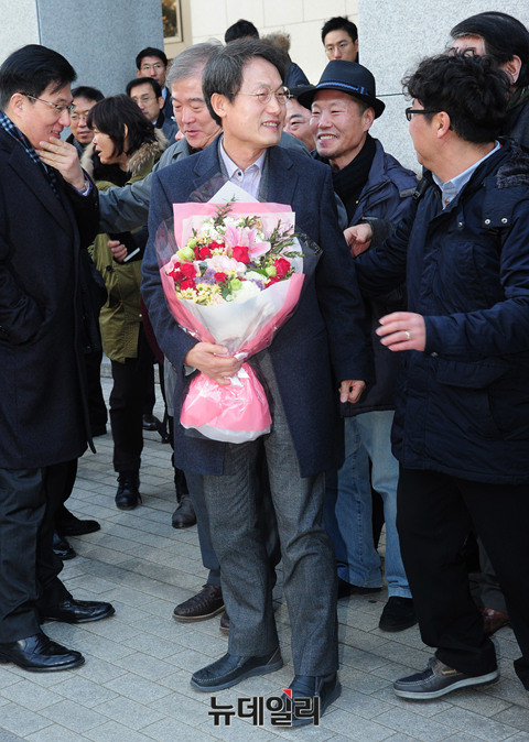 ▲ 선고유예 확정 판결 후 꽃다발 받는 조희연 서울시 교육감 ⓒ 뉴데일리 공준표