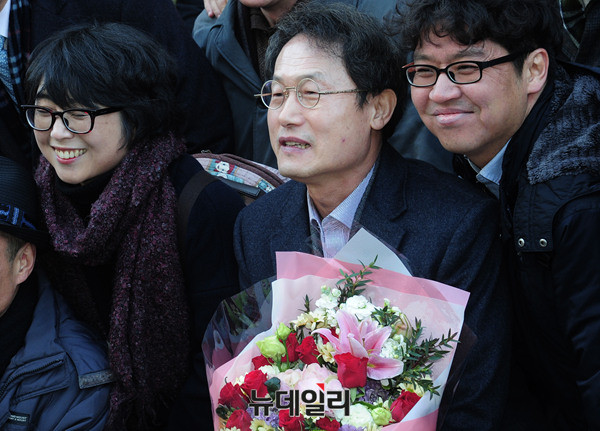 ▲ 선고유예 확정 판결 후 꽃다발 받는 조희연 서울시 교육감 ⓒ 뉴데일리 공준표