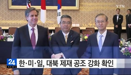 ▲ 한·미·일 외교차관이 1월 초 한 자리에 모여 대북제재 및 안보협력 등을 논의한다. 사진은 지난 10월 일본 도쿄에서 개최된 한·미·일 외교차관 회의에 참석한 (왼쪽부터)토니 블링컨 美국무부 부장관, 스기야마 신스케 (杉山晋輔) 日외무성 사무차관, 임성남 외교부 1차관이 기념촬영을 하고 있는 모습.ⓒ'YTN'중계영상 캡쳐