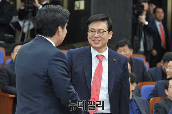 ▲ 새누리당 정우택 원내대표가 27일 원내대책회의에서 당내 비박계의 탈당 움직임을 실패한 것으로 규정했다. 사진은 원유철 전 원내대표와 악수를 나누는 모습. ⓒ뉴데일리 이종현 기자