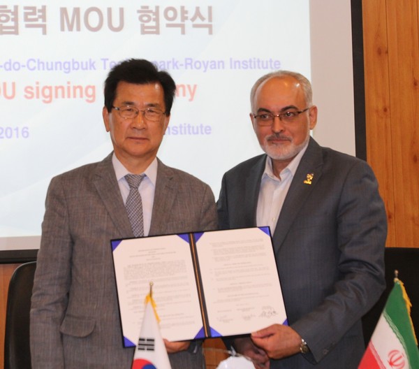 ▲ 이시종 충북도지사가 지난 5월 이란을 방문해 로만연구소와 줄기세포 공동연구를 위한 MOU를 맺었다.ⓒ충북도