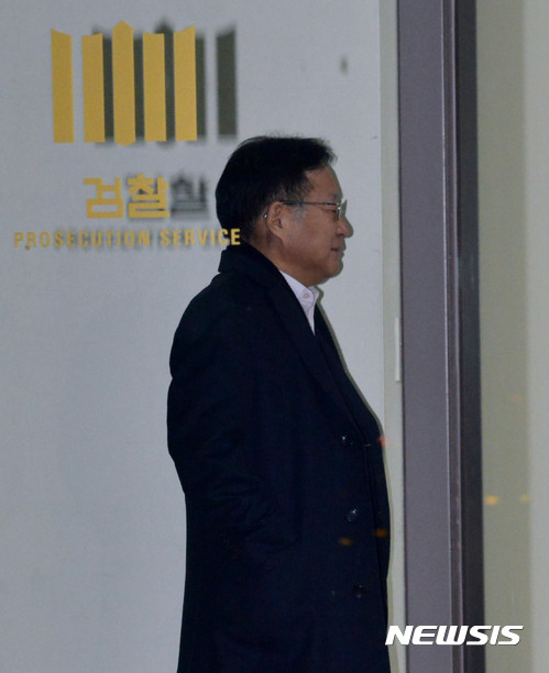 ▲ 남상태 전 대우조선해양 사장의 연임 로비에 연루된 의혹을 받는 송희영 전 조선일보 주필이 27일 오전 서울 서초구 서울중앙지방검찰청에서 피의자 신분으로 조사를 받은 후 귀가하고 있다. ⓒ 사진 뉴시스