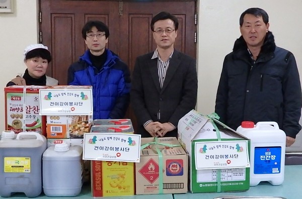 ▲ 홍만희 지사장과 직원들이 요셉의 집을 방문해 생필품을 전달하고 있다.ⓒ국민건강보험 제천단양지사