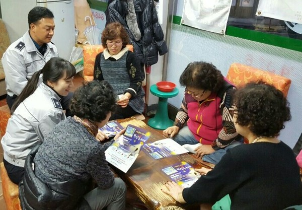 ▲ 충주경찰서 여성청소년과 직원들이 미용실을 방문해 성폭력 예방 홍보를 하고 있다.ⓒ충주경찰서