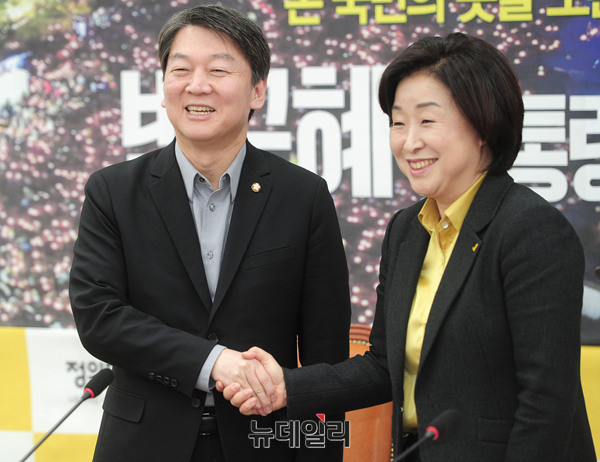 ▲ 안철수 국민의당 전 상임공동대표와 심상정 정의당 대표가 26일 오전 국회 정의당대표실에서 회동에 앞서 악수를 나누고 있다.ⓒ이종현 기자