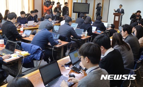 ▲ 박근혜 대통령의 탄핵심판 2차 준비기일인 27일 오후 서울 종로구 헌법재판소에서 박 대통령의 법률대리인인 이중환 변호사가 준비기일을 마치고 브리핑을 하고 있다. ⓒ뉴시스