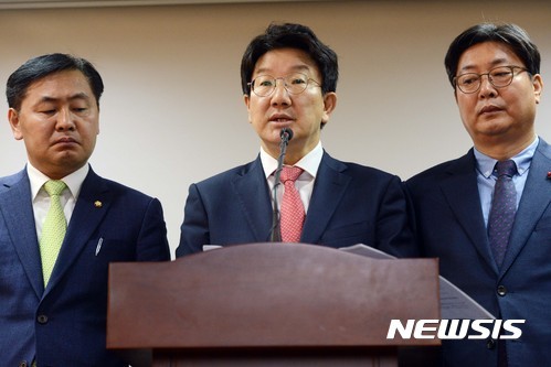 ▲ 박근혜 대통령의 탄핵심판 2차 준비기일인 27일 오후 서울 종로구 헌법재판소에서 국회 탄핵소추위원인 권성동 법제사법위원장이 준비기일을 마치고 브리핑을 하고 있다. ⓒ뉴시스