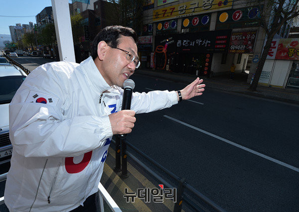 ▲ 가칭 개혁보수신당의 초대 원내대표로 합의추대된 주호영 의원이 지난 4·13 총선 당시 무소속 기호 5번으로 출마해 흰색 유세복을 입고 오른팔에 태극기를 부착한 채 선거운동을 하고 있다. ⓒ대구=뉴데일리 정상윤 기자