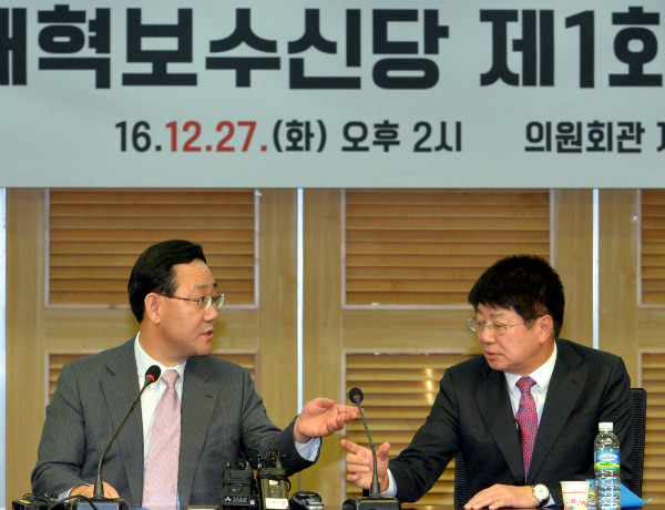 ▲ 가칭 개혁보수신당의 첫 원내대표와 정책위의장으로 추대된 주호영 의원과 이종구 의원이 의원총회 직후 기자간담회에 앞서 대화를 나누고 있다. ⓒ뉴시스 사진DB