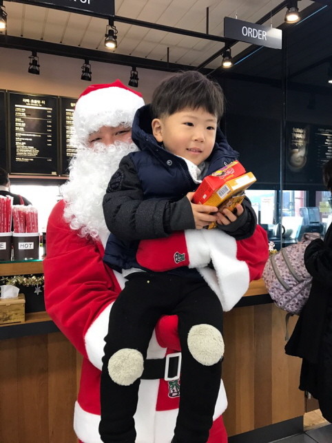 ▲ 울산방향 외동휴게소 직원이 지난 25일 어린이 고객에게 선물을 나눠주고 있는 모습.ⓒ외동휴게소 제공