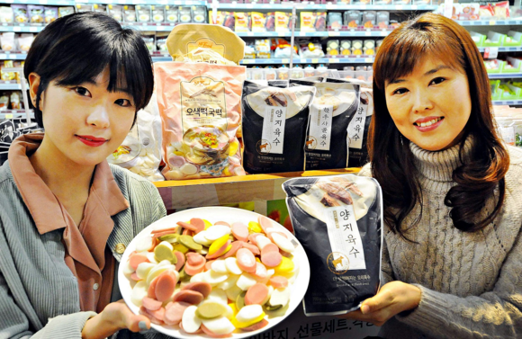 ▲ ] 27일 홈플러스 강서점에서 모델들이 새해 떡국 관련 간편식을 선보이고 있다. ⓒ홈플러스