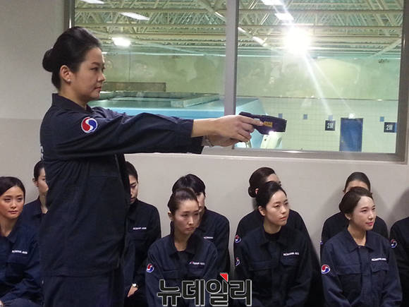 ▲ 대한항공 승무원이 테이저건 사용법을 훈련하고 있는 모습.ⓒ뉴데일리